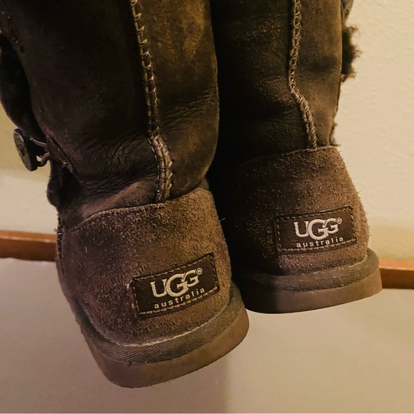 ⭐️ UGG Triple Button Boots - Picture 5 of 9